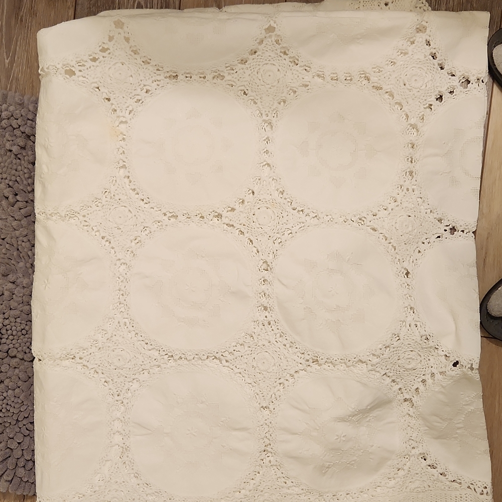 White Table Cloth - Picture 4 of 5